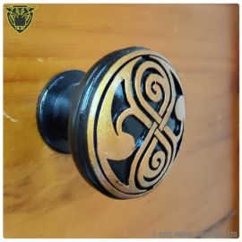 seal_of_rassilon_cupboard_draw_handle_knob_doctor_who_dr_timelord5_1.jpg Seal of Rassilon Door Knob (printed) - 3D Printed Comemorative Door Knobs